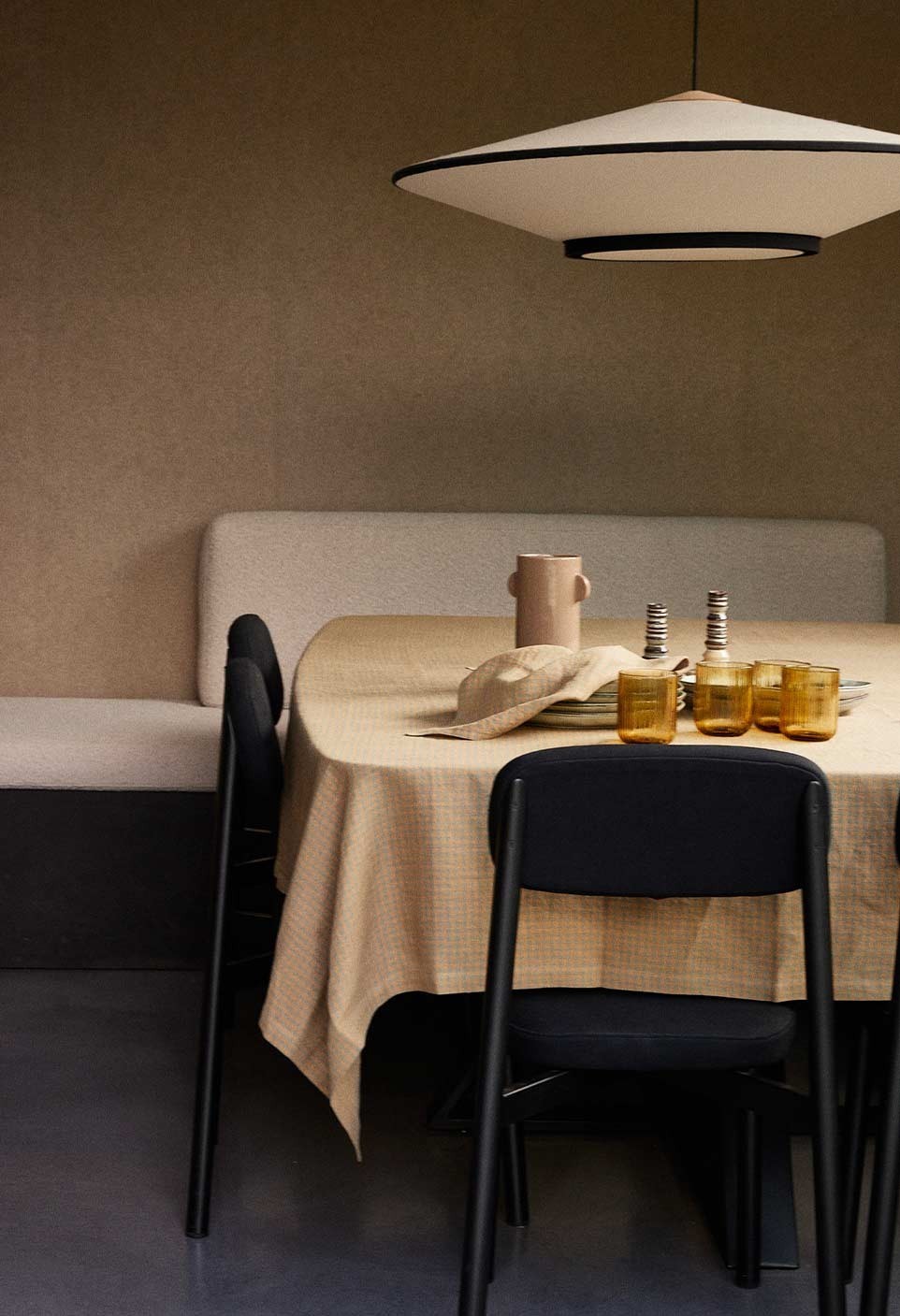 Vichy grège linen at the table! You'll love entertaining your friends