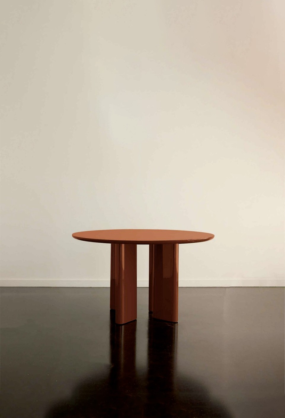 JOE ROUND DINING TABLE  LAQUÉ BORDEAUX