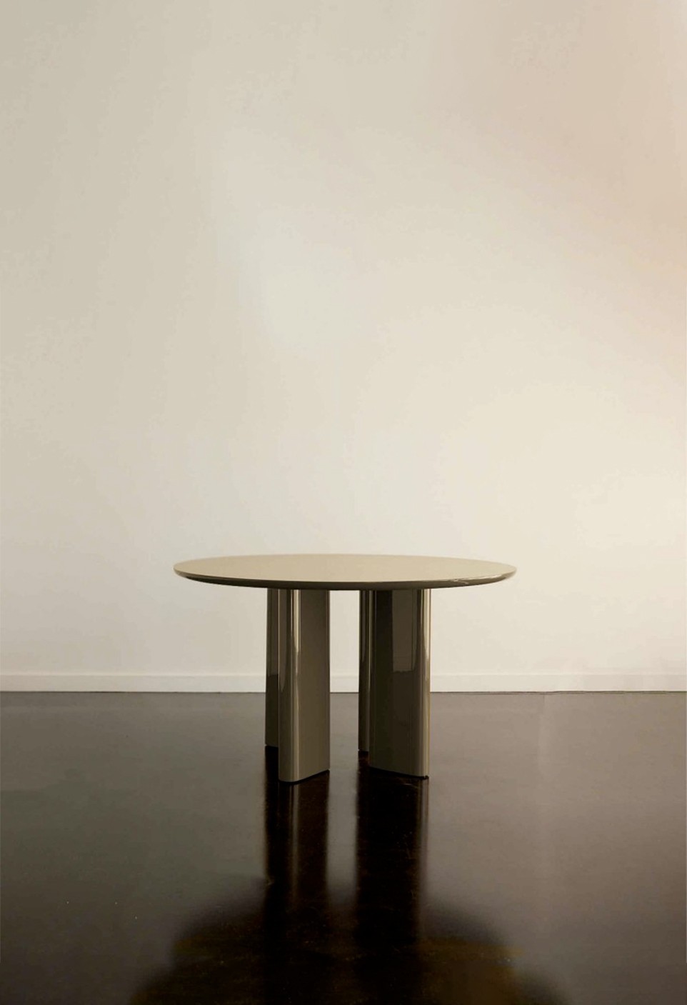 JOE ROUND DINING TABLE  LAQUÉ KAKI