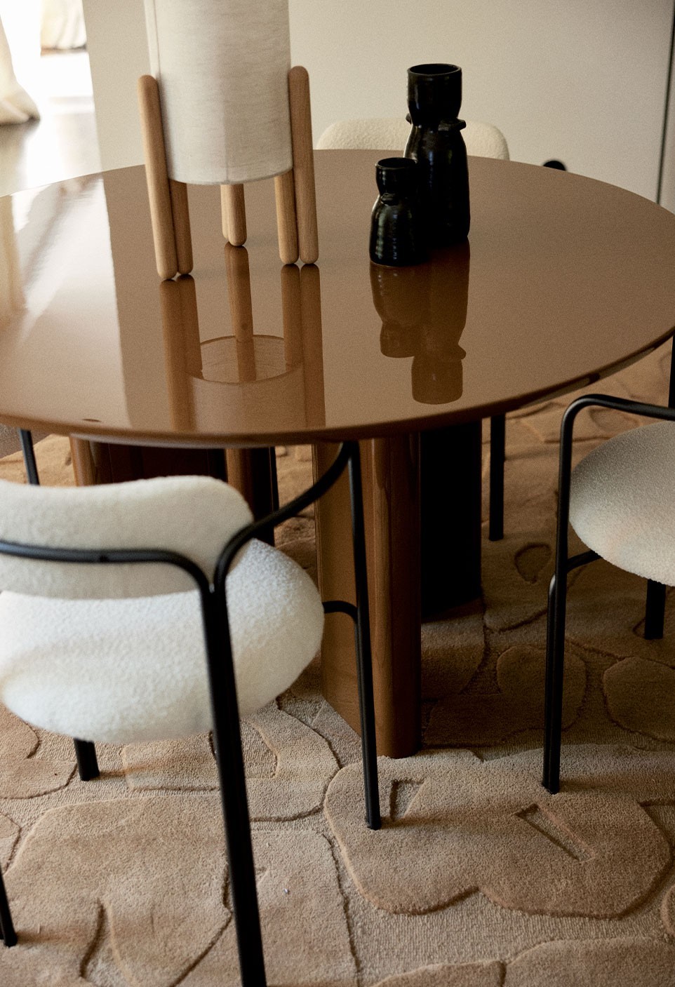 JOE ROUND DINING TABLE  LAQUÉ CARAMEL