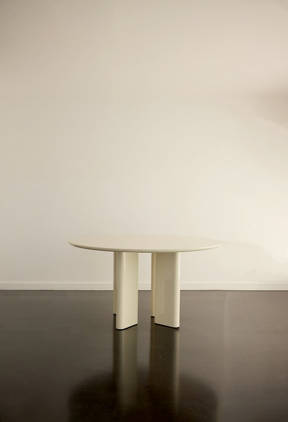 JOE ROUND DINING TABLE  LAQUÉ CRÈME