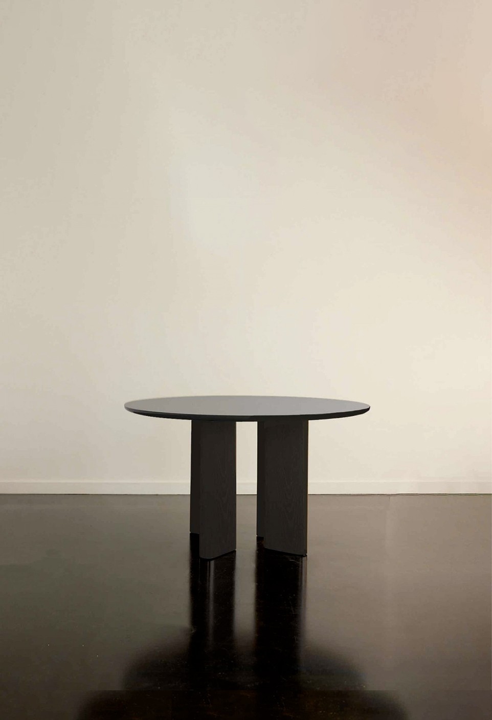 JOE ROUND DINING TABLE  FRÊNE LAZURÉ NOIR