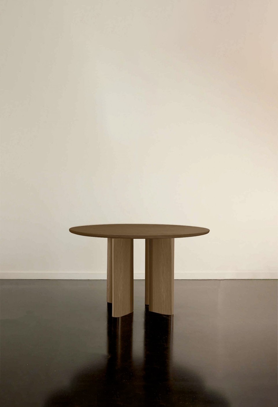 JOE ROUND DINING TABLE  FRÊNE FINITION NOYER