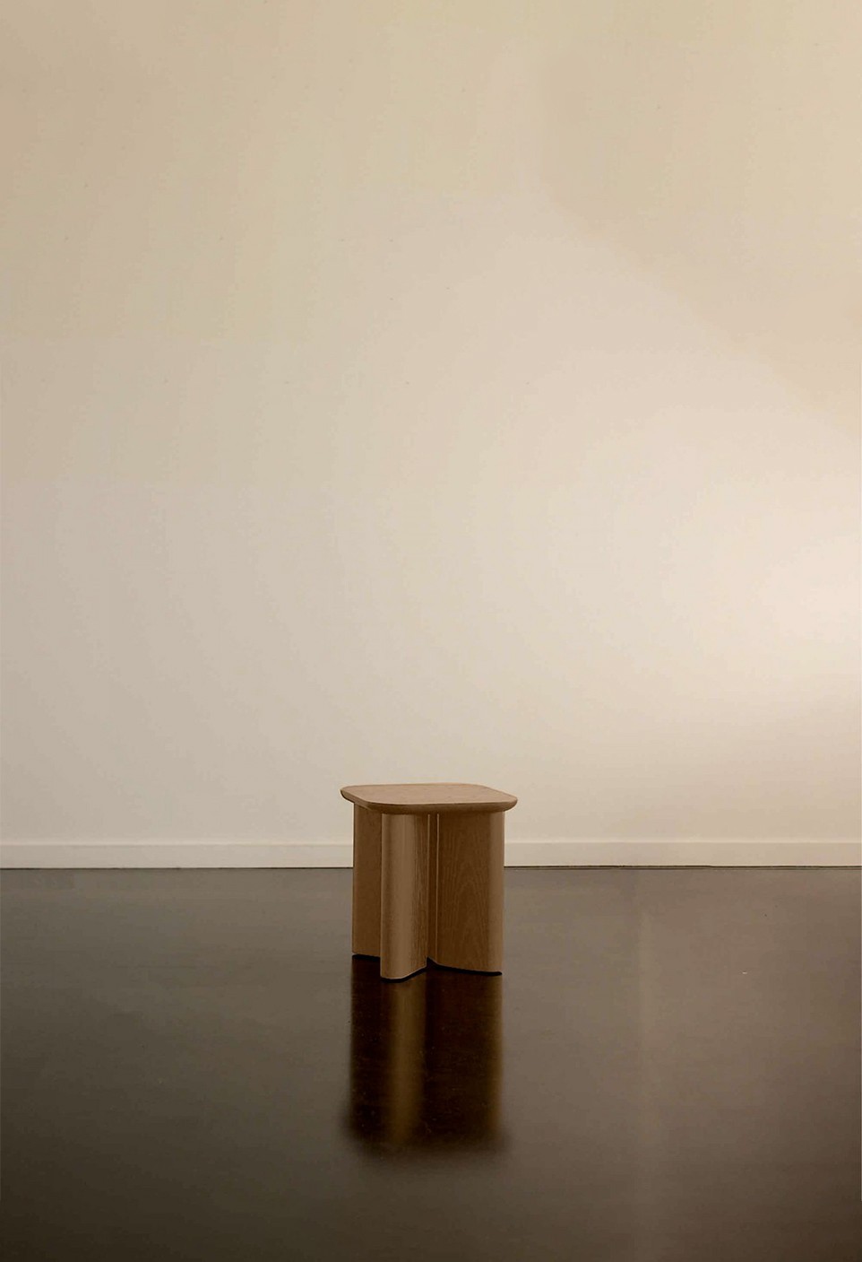 GARANCE THE END TABLE  WALNUT FINISH