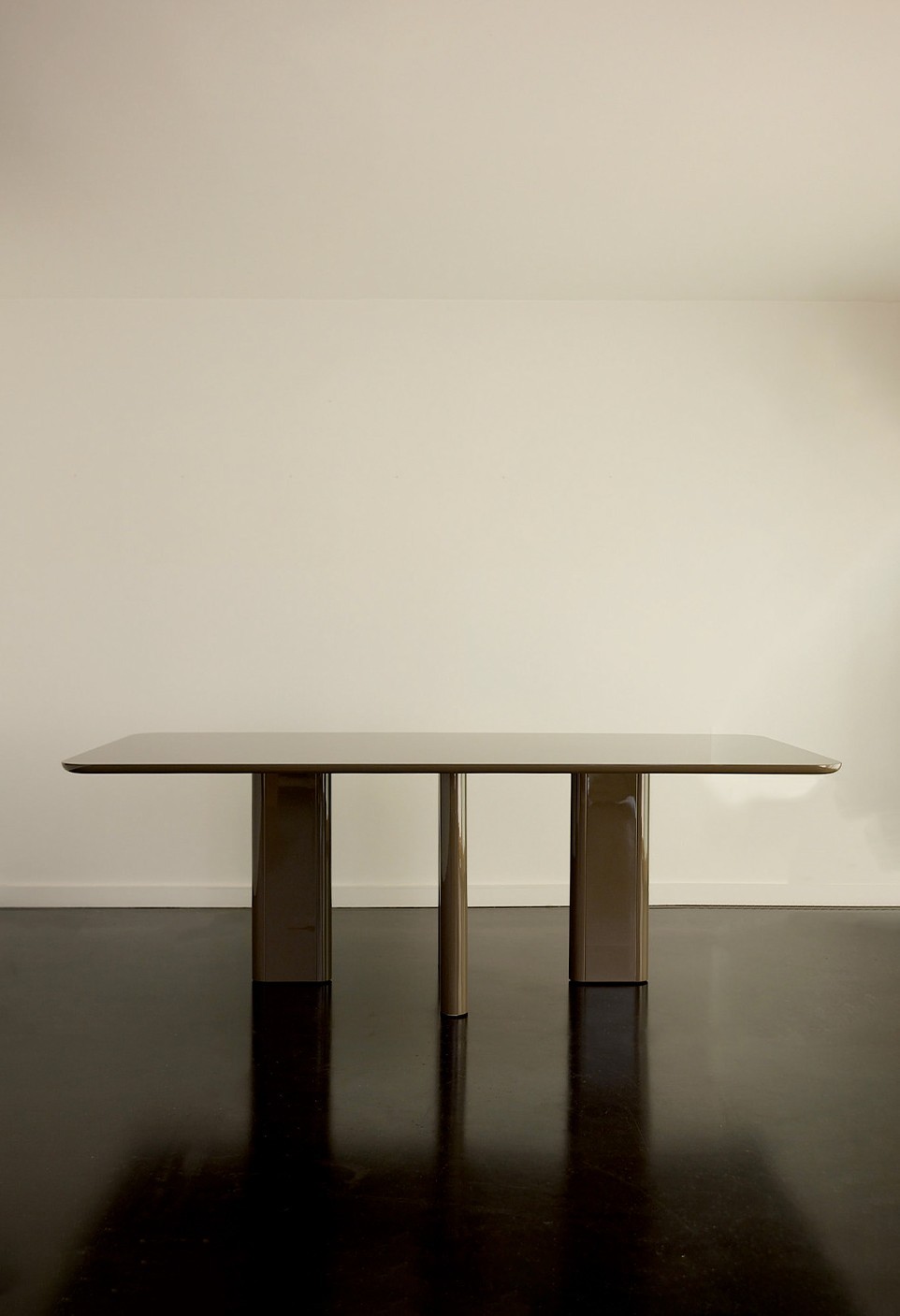 JOE RECTANGULAR DINING TABLE  FRÊNE LAQUÉ KAKI