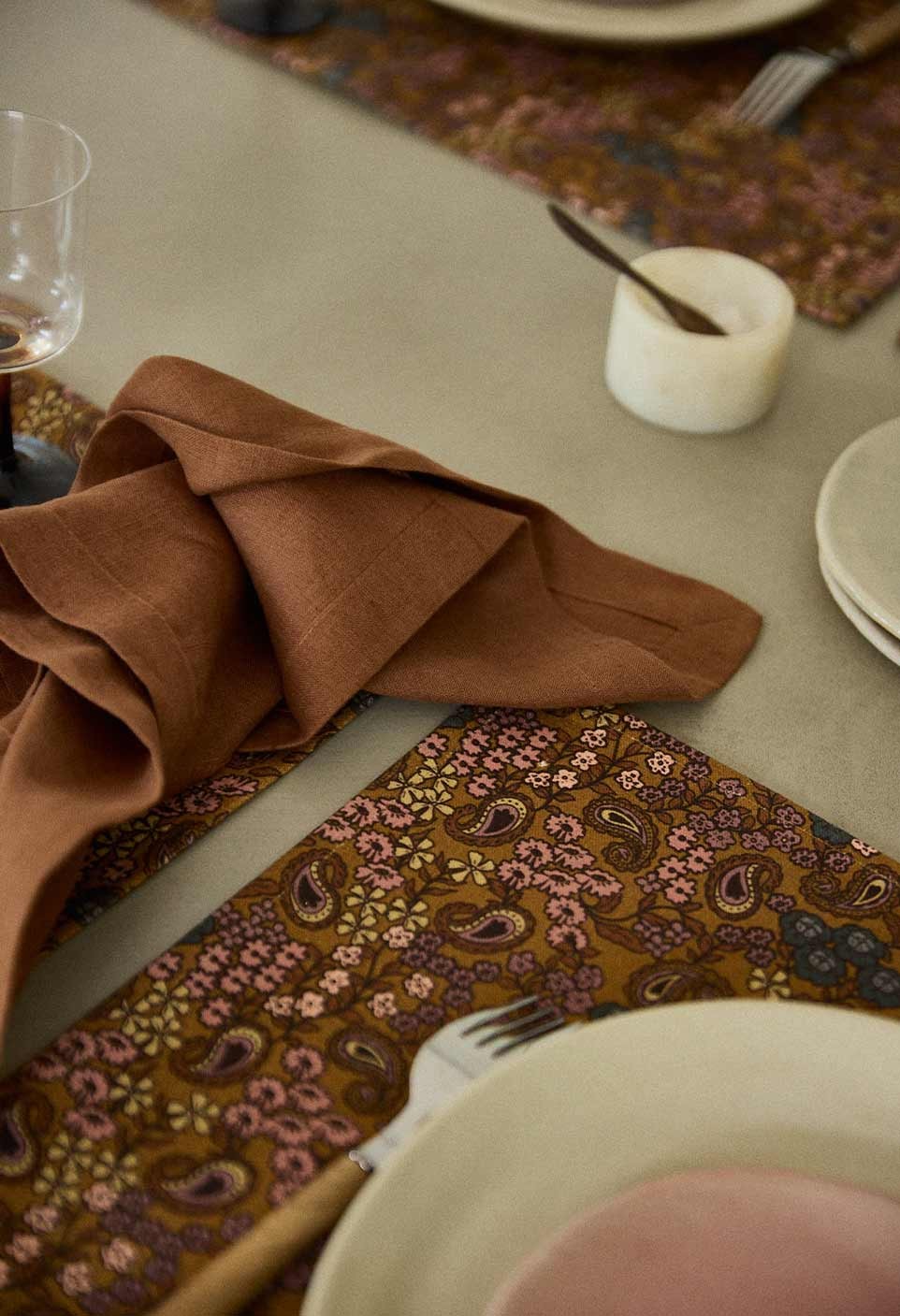 TABLEMAT  OCHER ARABESQUE