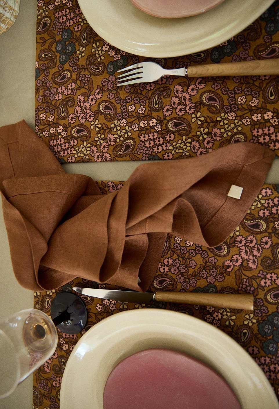 TABLEMAT  OCHER ARABESQUE