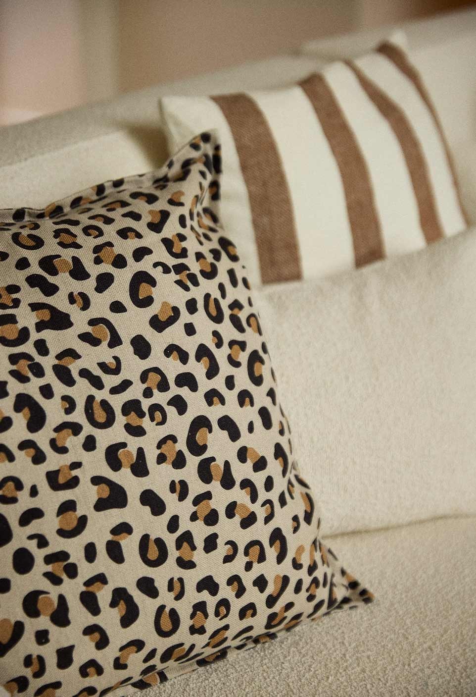 CUSHION  LEOPARD 30X50 CM  WITH FILLING