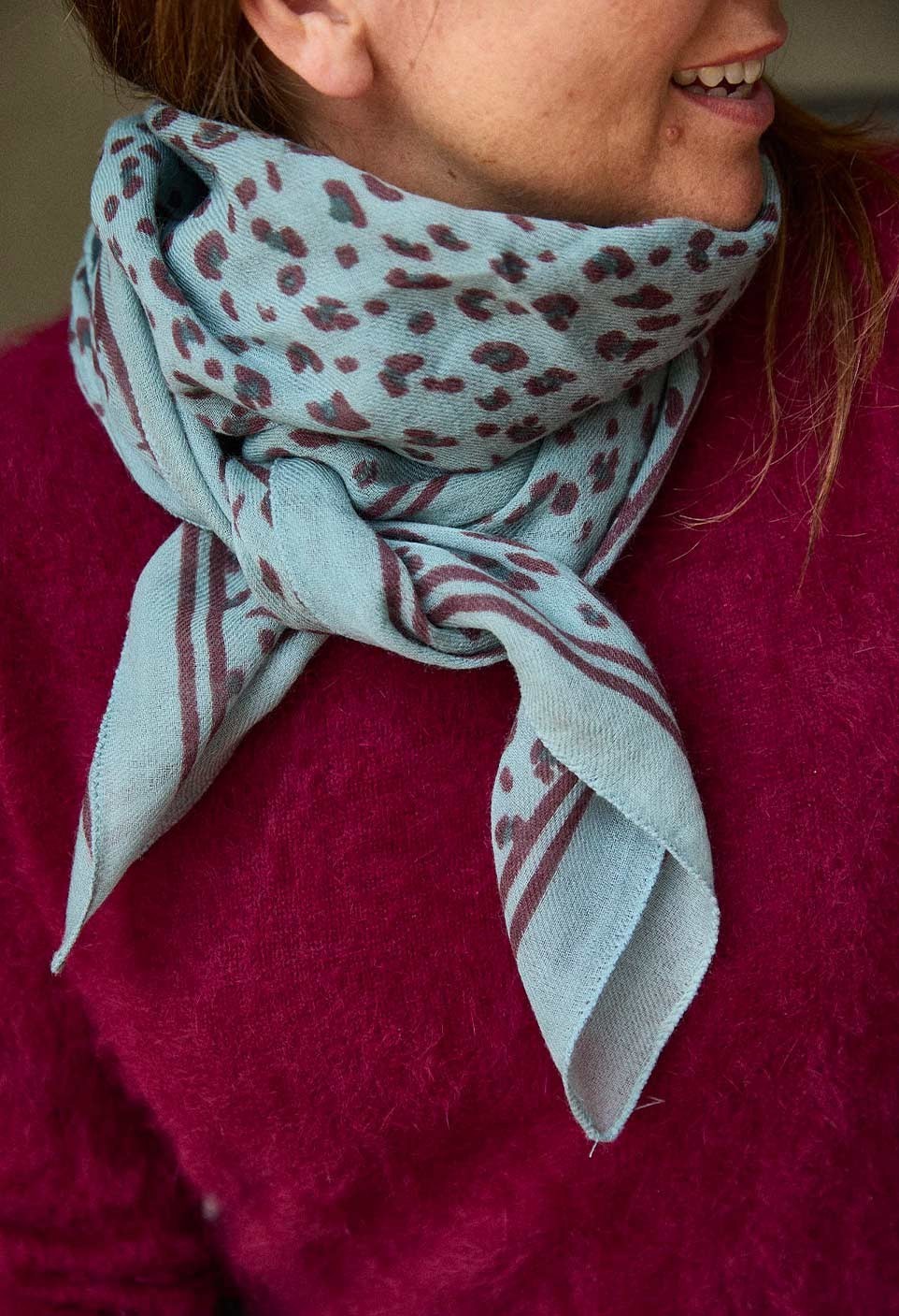 FOULARD EN LAINE  LÉOPARD ACIER