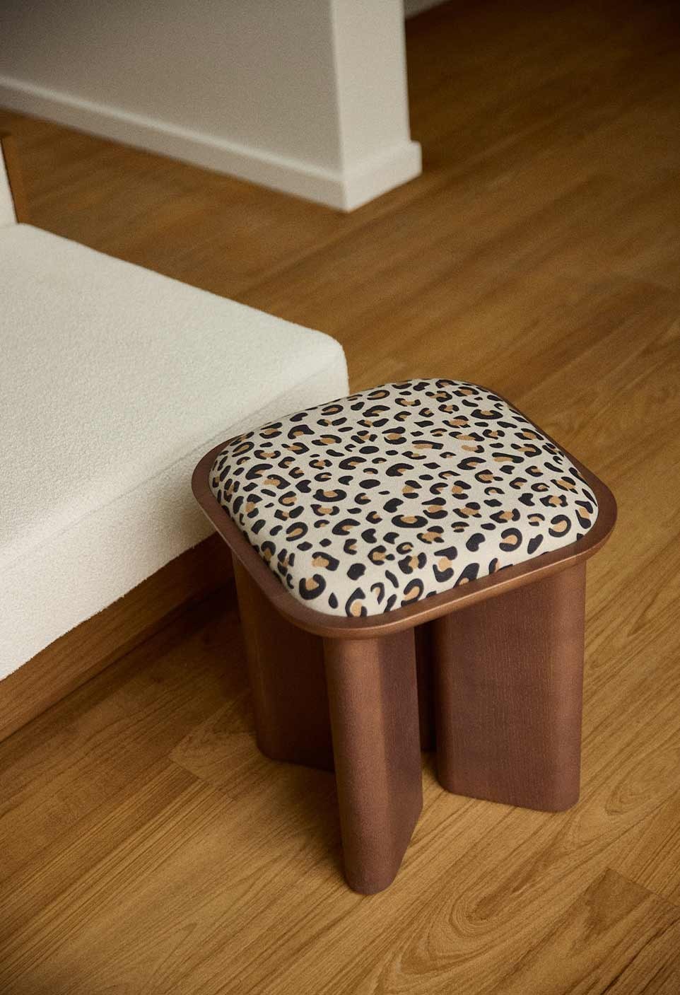 LAZARE POUF  TEAK FINISH