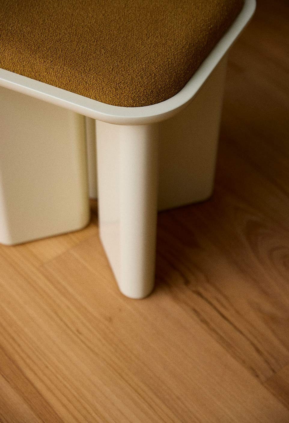 LAZARE POUF  CREAM LACQUERED WOOD