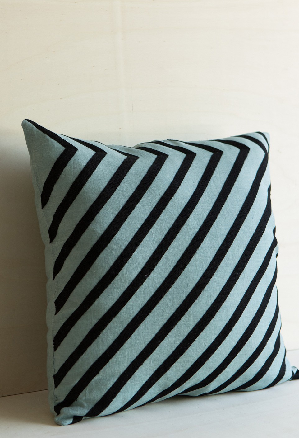 NEW YORK CUSHION  NUAGE/BLACK WITH FILLING