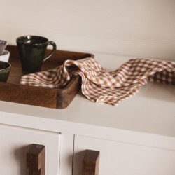 Le torchon en coton vichy bordeaux, l'essentiel pour votre cuisine.